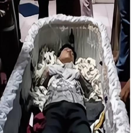 2022年，印尼一名男子突然身亡，众亲友赶来参加葬礼，正当大家打开棺材想瞻仰遗容