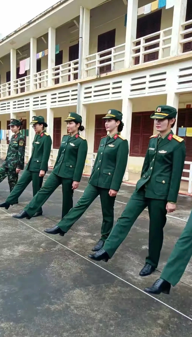 当越南女兵训练遇到中国女兵训练，感觉就像过家家，让她们见识一下什么才是真正的中国