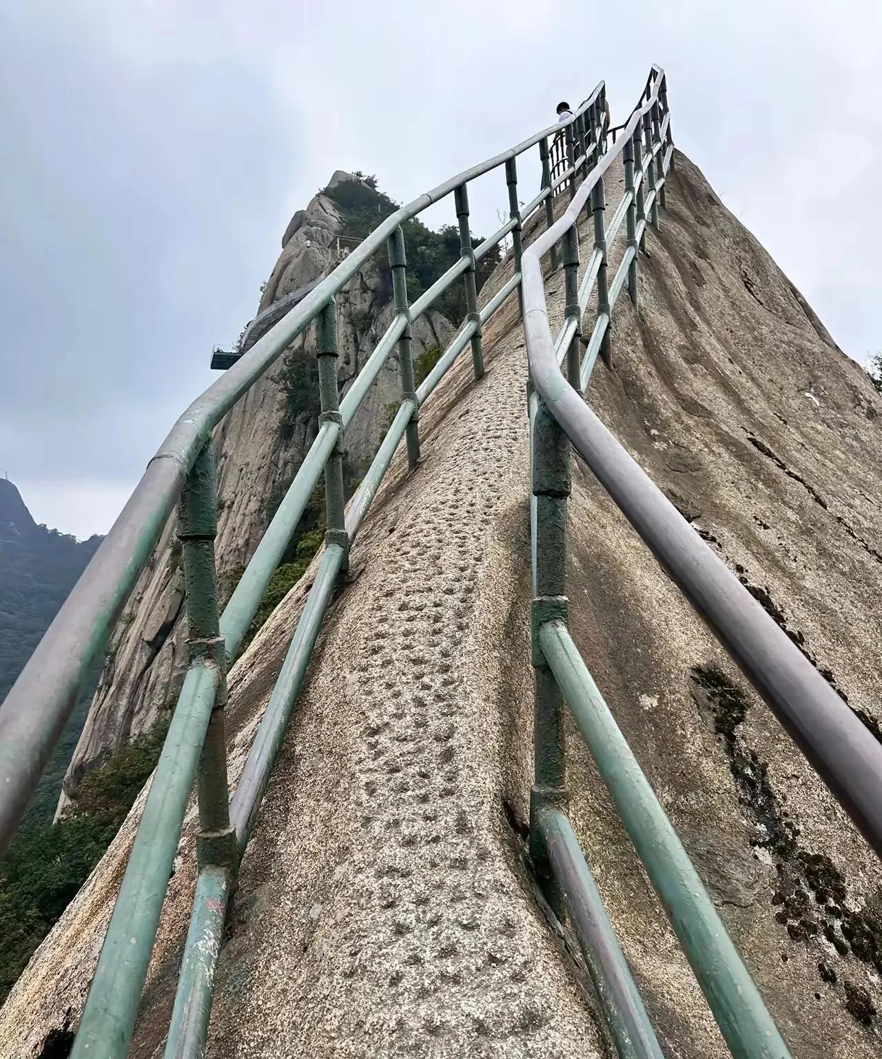 我感觉人胆子太大了真的不是什么好事情！
这几天大家都在讨论凤凰山51岁男子坠崖事