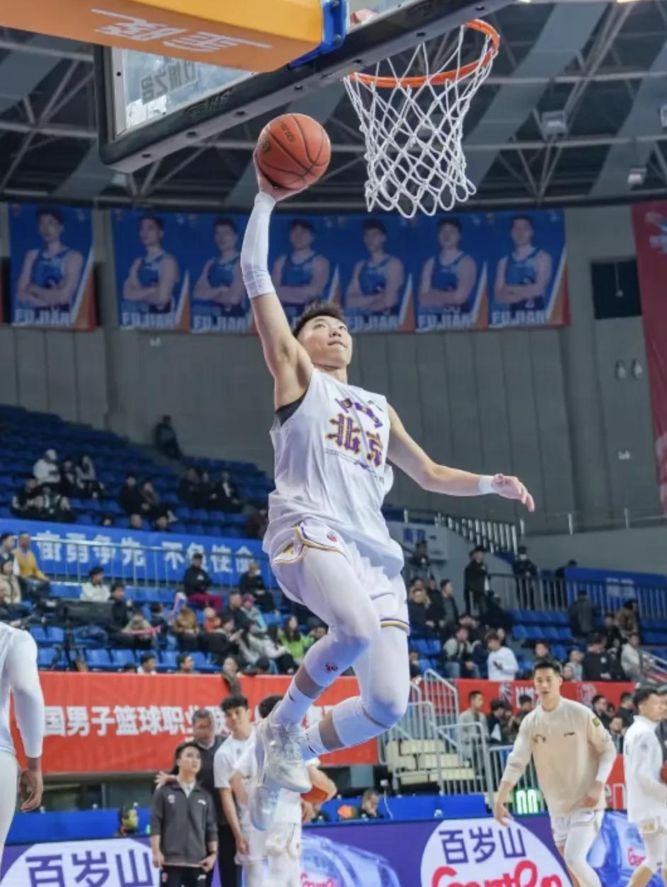 很多CBA球迷觉得这场热身赛杨鸣真是豁出去了，把辽宁队的主力阵容全都摆在场上，连