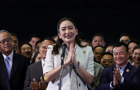 泰国并不好战，但这次主动把事挑大，是一石二鸟之策。双方都很清楚，他信家族和洪森家