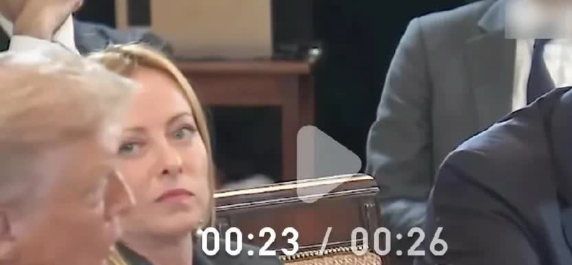 坐特朗普身边， 意大利女总理表情丰富：不停翻白眼， 伸舌头嘴角抽搐！
他可能感