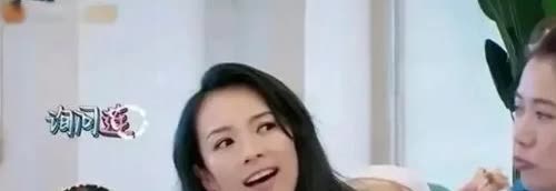 2019年，一档节目中，谢娜打不开香槟，指着章子怡：“小章，你来开，”章子怡一下