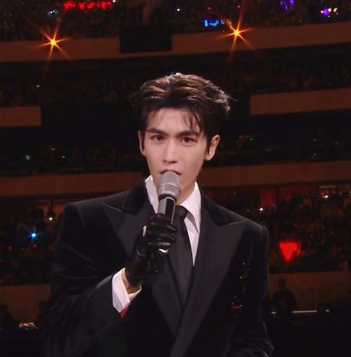 这个太帅了吧张凌赫！黑西装的神啊