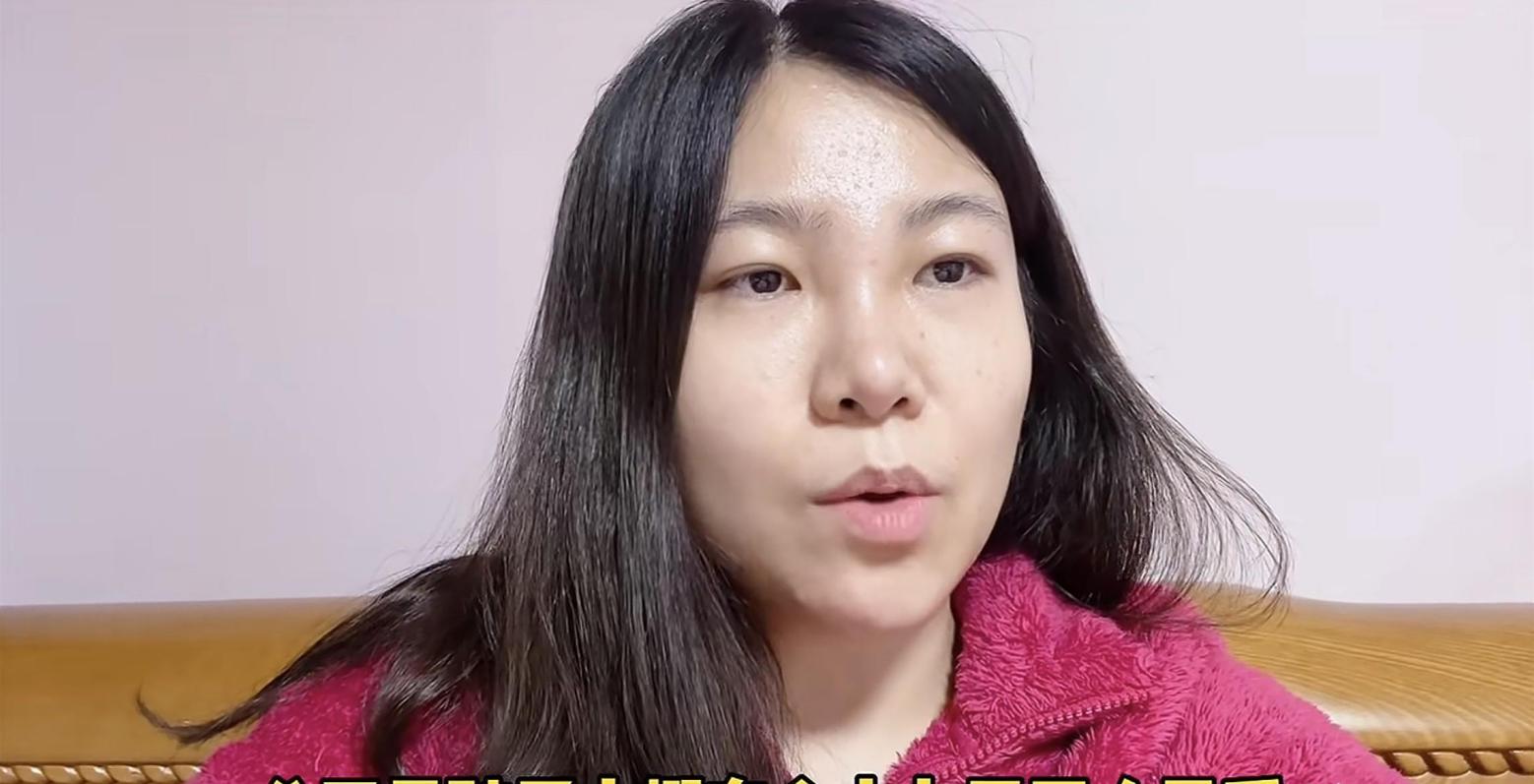 婆婆哭天抹泪，诉苦亏十多亿，没钱还债。



小雪与丈夫及两个孩子居住在公婆名下