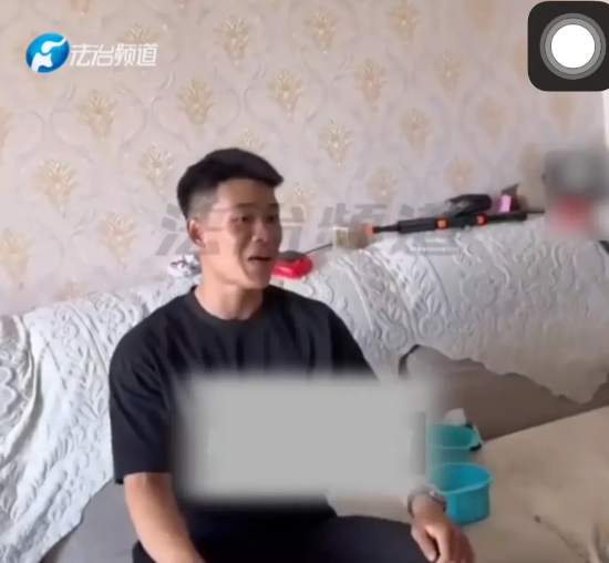 女生带着比自己小16岁的小男友回家，全家人集体围观。男生被看得很紧张，坐在女友家