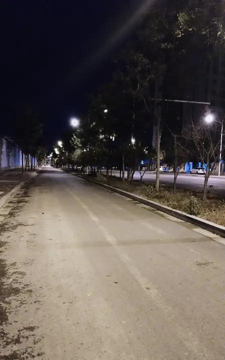 大哥和妻子离婚已久。一日，他觉得有些烦闷，便拨通了前妻的电话，想试探一下她心里是