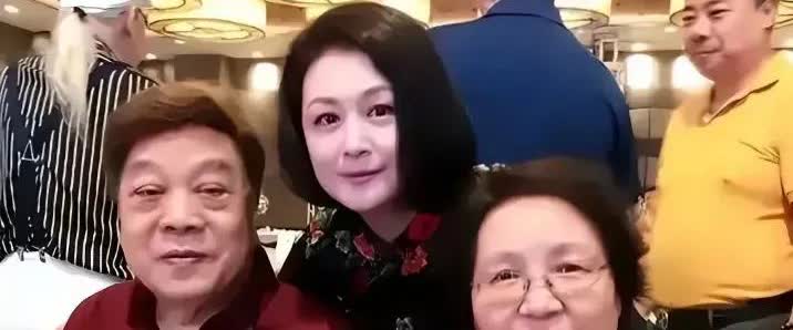 于月仙生前与赵忠祥夫妇在一起，亲切交谈，笑容满面，举止温柔，合影留念，永恒的回忆