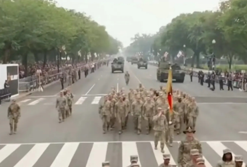 美国阅兵仪式引来众多嘲笑。看了各种小视频，确实是惨不忍睹，高矮胖瘦的都有，黑白黄