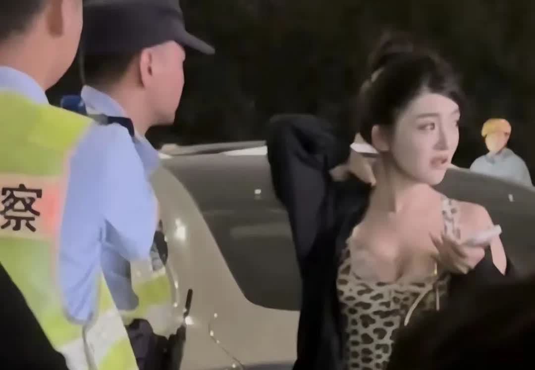 郑州一美女司机开着小米SU7连撞10辆电动车和7辆汽车。
据了解，此次事故是因