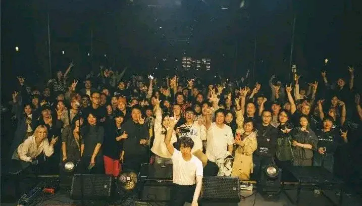 庞麦郎是屹今为止
我唯一不敢喷的歌手
每场演唱会唱满12首歌
100块钱门票，童