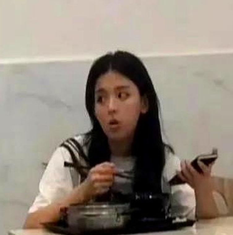 她端盘子时，没人想到三年后能年入千万。

2016年，杨超越在上海工厂踩缝纫机、