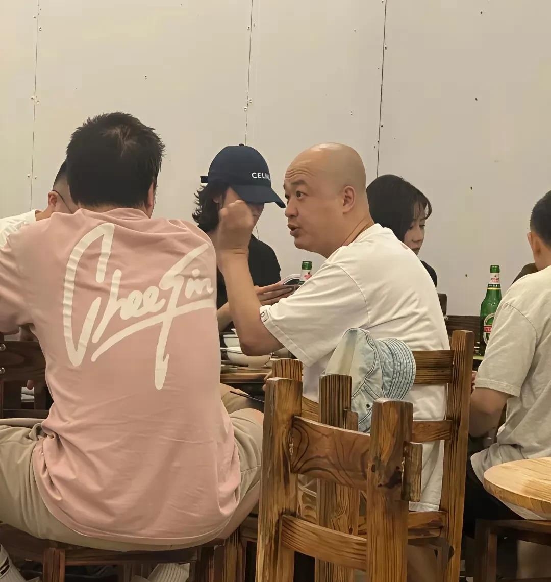 包贝尔和朋友聚餐，这大光头也太明显了吧，不得不说包贝尔长着一张帅气的脸，什么时候