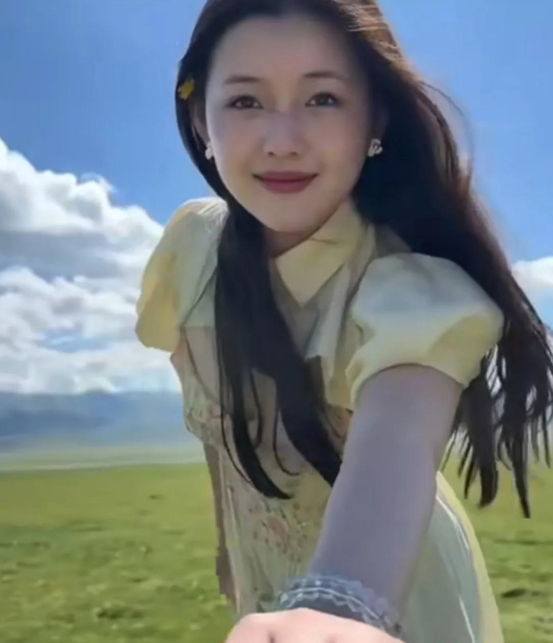 #酷似大S女生称未模仿大S未整容# 重庆某大学一名24岁的女大学生在网上分享自己