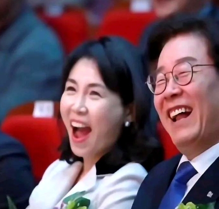 看看吧！6月4号早上结果一出，金惠景大概率就是大韩新一届的总统夫人了！

谁能想