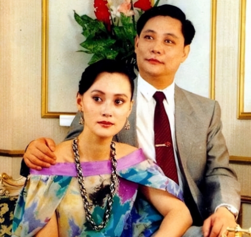1983年，21岁的宋佳与42岁的京剧名家张学津结婚。几年后，张学津被3岁女儿失