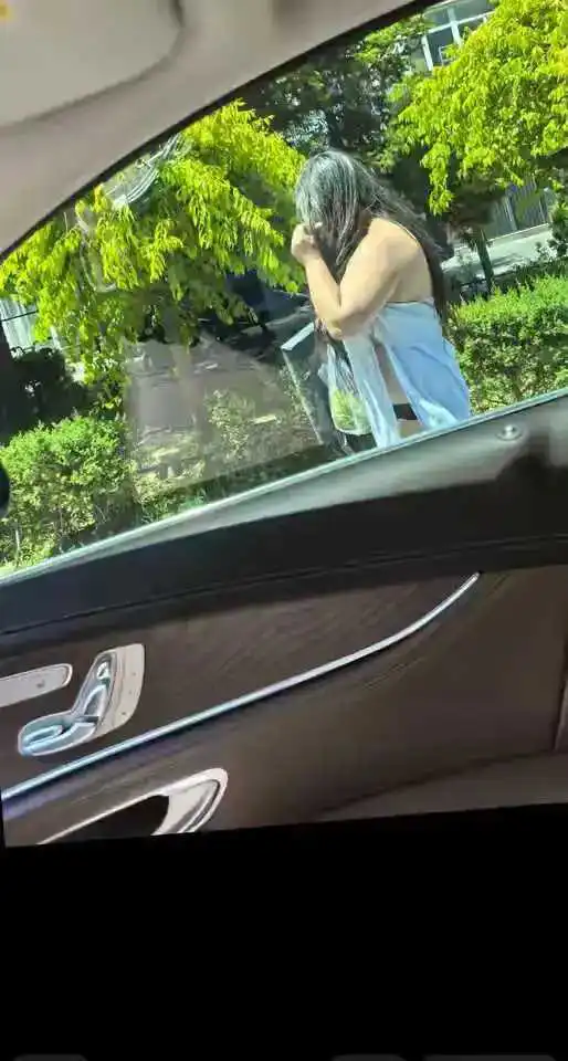 这是临阵脱逃，跑出来的吧？
