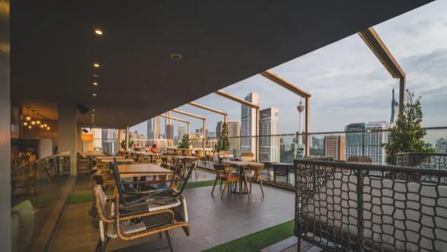 “县城”高端酒店AB面：降价都卖不掉，为何还在疯狂开？