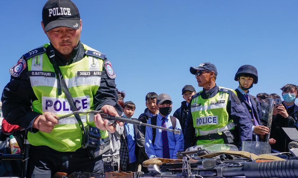 蒙古警察开放日展示轻武器，一名警察在拆解akm