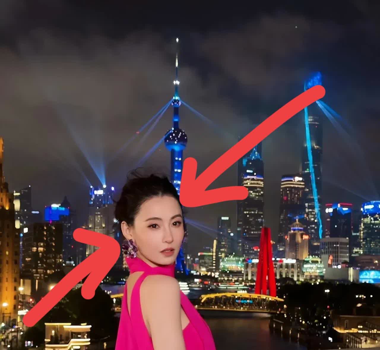 王菲该沉默了，
看到张柏芝与东方明珠塔的合影，这情敌太美了吧，没想到，44 岁