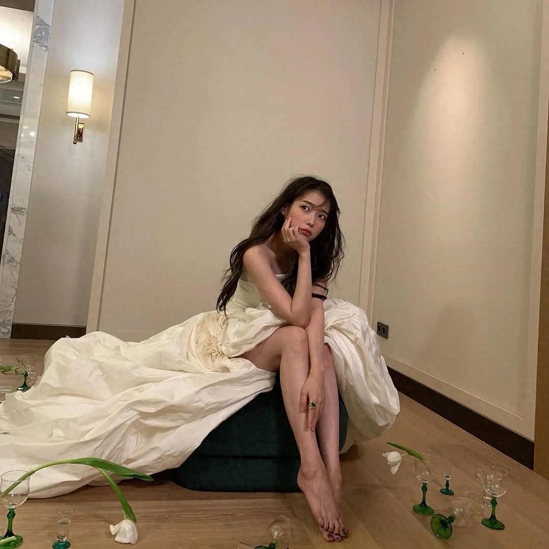 iu李知恩女神的小脚丫很粉嫩可爱，第一次见！
