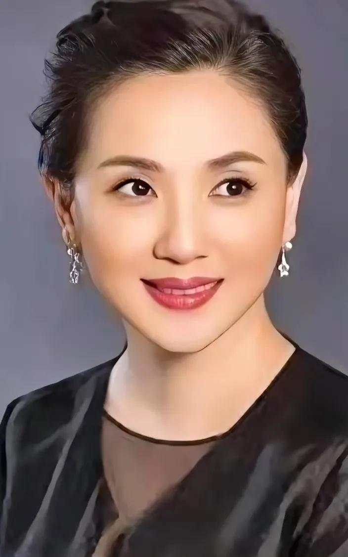 陶慧敏，1966年出生于浙江温州，国家一级演员。12岁进入瑞安越剧团，后成为浙江