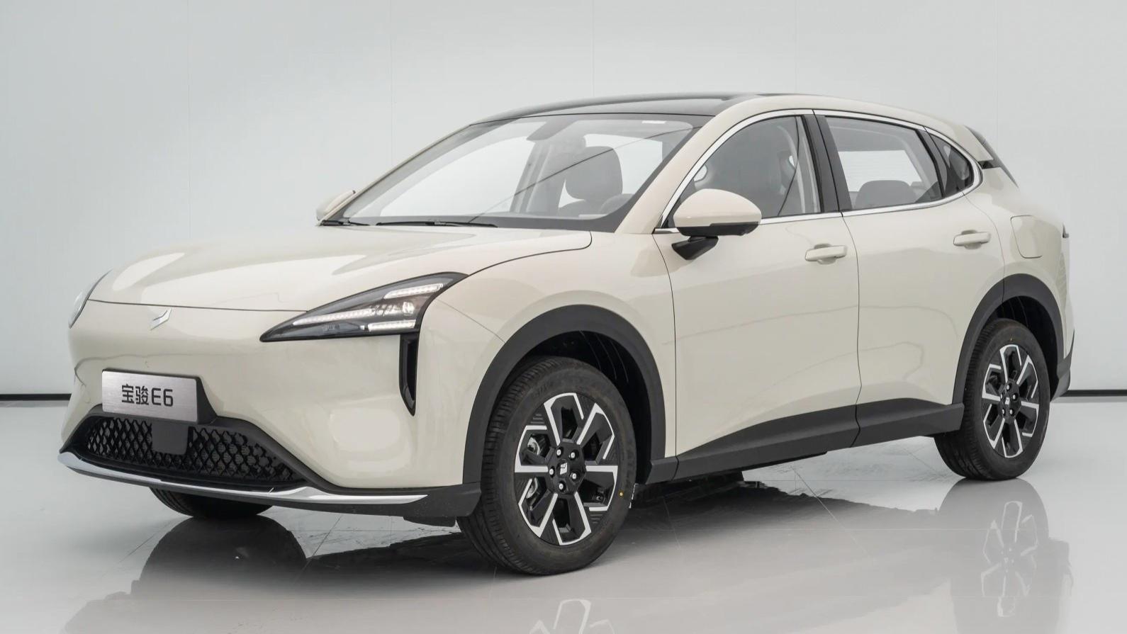 宝骏全新纯电SUV上市！不足15万起，外观很动感，纯电续航500公里