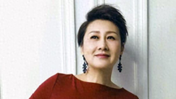 张凯丽：34岁嫁给作家，和丈夫相爱27年，却从不让女儿喊她妈妈！