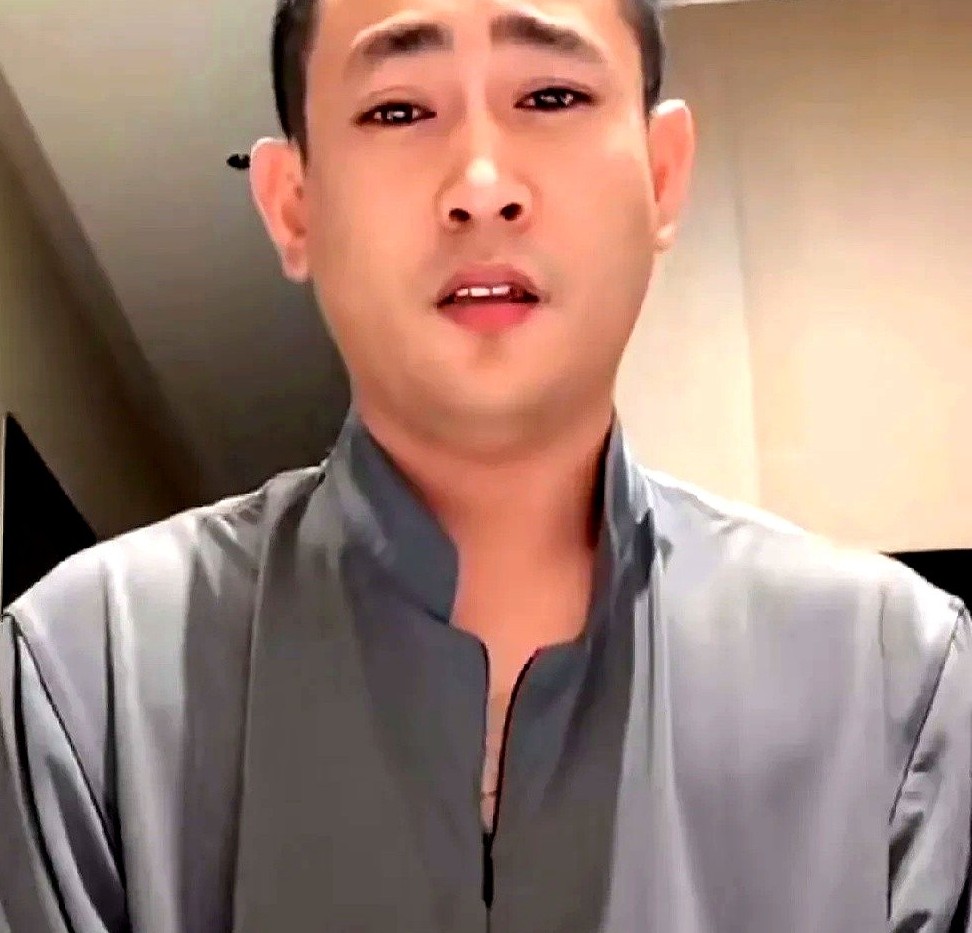 仙洋把C位海报空着，这招够狠：谁坐上去，谁就被两边粉丝撕。

他早知道丁一去