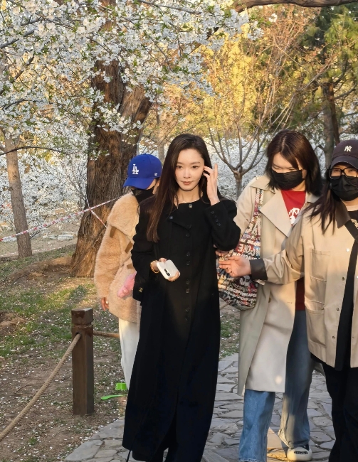 玉渊潭公园偶遇宋轶！！！下午5.30左右看到了她！人群中最亮眼的存在，女明星就是