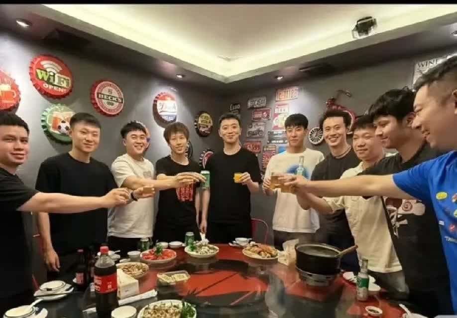 汕头明润俱乐部的聚餐曝光，虽不豪华，胜在温情。从去年的小破三轮到今年的满满一桌，