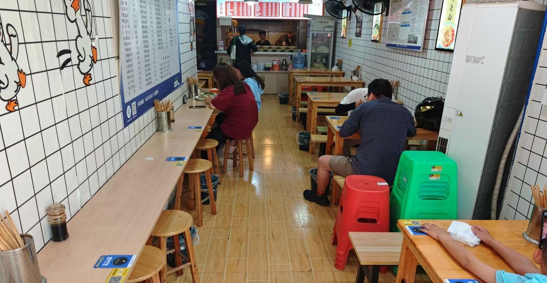 我发现开店，尽量别让老人在前台！  



今天，我和朋友去吃米线，邻桌一家三口