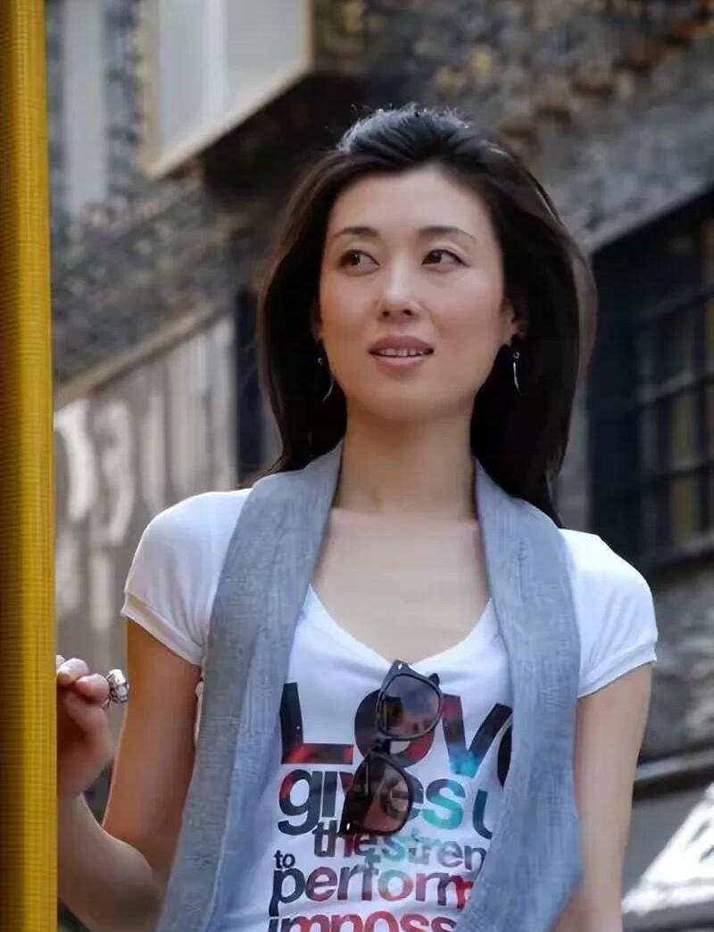 年轻时候的李红是真好看，难怪当初很多男人都喜欢看她主持的《海峡两岸》。她是那种长
