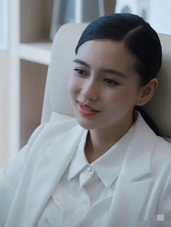 突然间挺可怜杨颖！

​没想到黄晓明才和她离婚不久，便迅速闪恋叶珂，更没想到发展