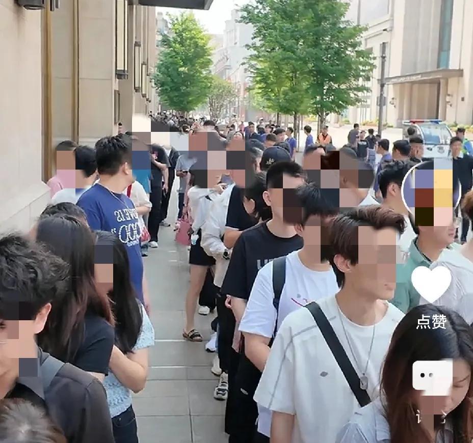 华为再现名场面：Pura80首销排队盛况！
所以说手机好不好，看看首销排队的人多