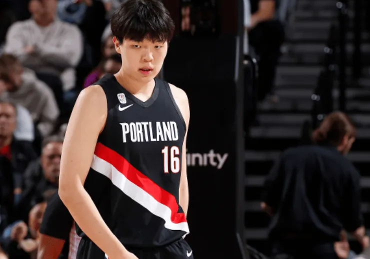 NBA常规赛揭幕战，开拓者主场114-118不敌森林狼。
开拓者球员杨瀚森替补出