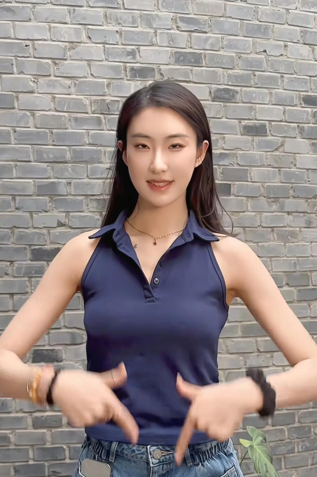 花样滑冰运动员陈虹伊，身高172，这位来自北京的美女长相出挑，颜值高，身材又好又