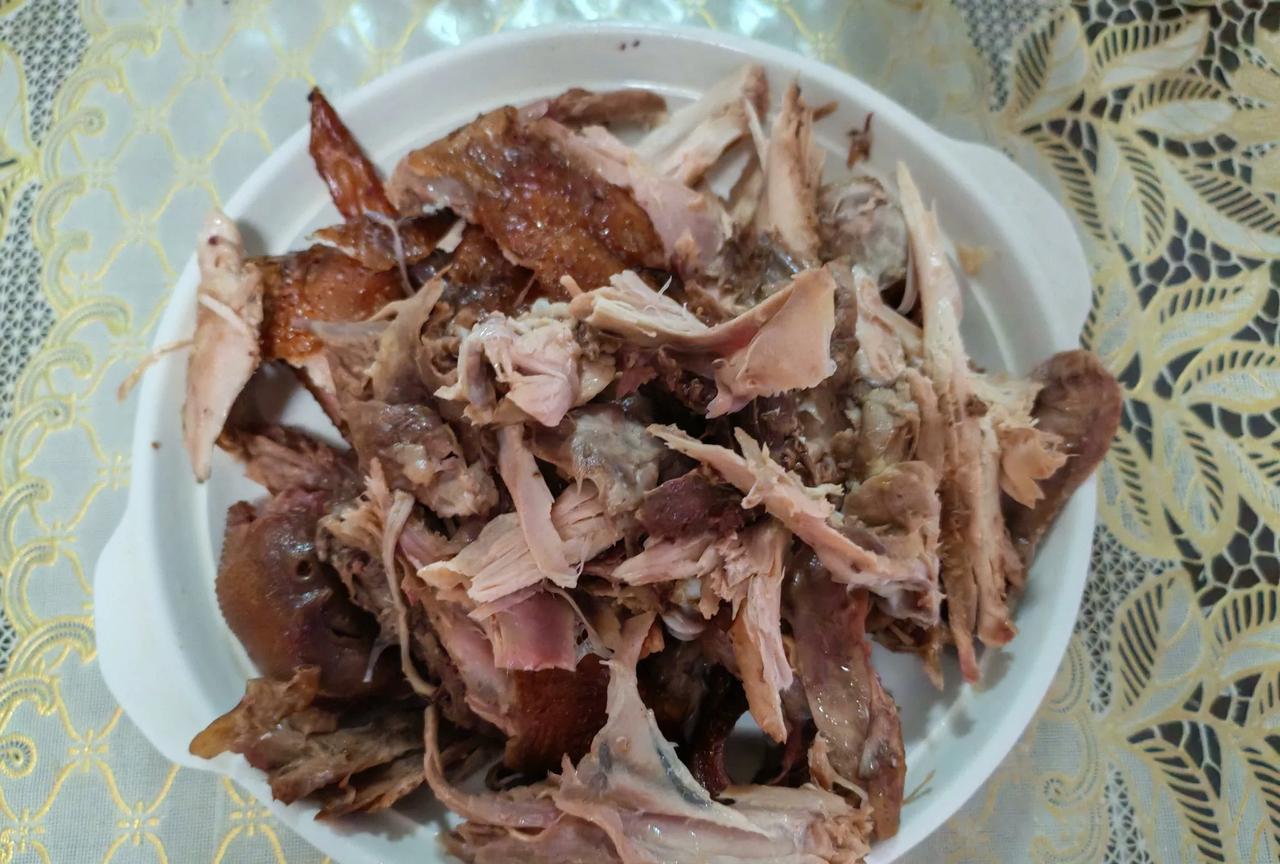 今天谈一谈什么样的口味才是正宗的德州扒鸡口味。
作为正儿八经地地道道的德州人，吃