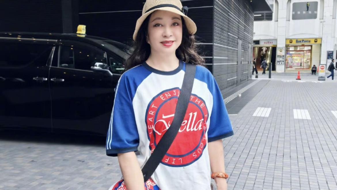 74岁刘晓庆劳动节晒照，打扮充满青春气息，叫刘奶奶还是刘姐姐？