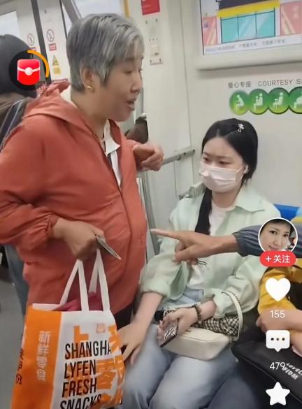 世风日下，老年人的尊严何在？



在地铁车厢里，一位年长的乘客向一位年轻女子提