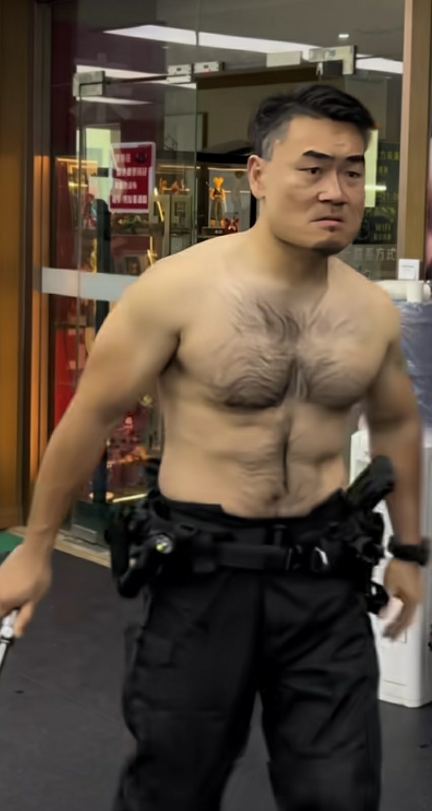 这绝对是练家子。