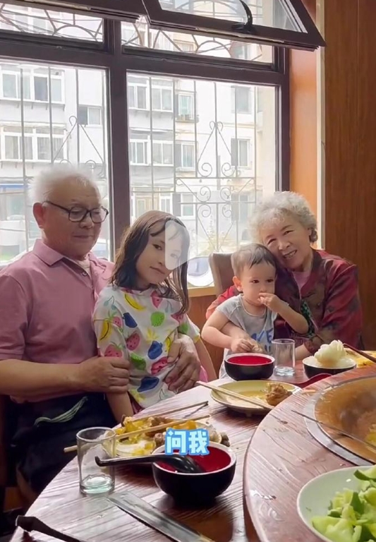 张踩玲一家四口真是各有各的特点，太有喜剧感了