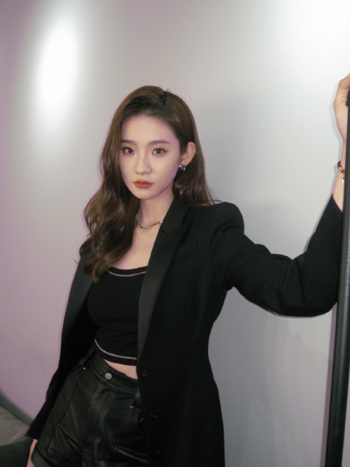 张艺凡的黑色小妆造，这超绝的美感，nice！