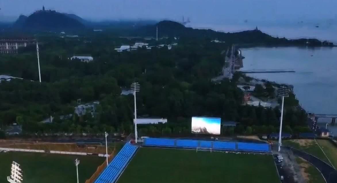 ”通超“的比赛场地，为新落成的南通长江体育公园足球场，共有6块标准的11人制天然
