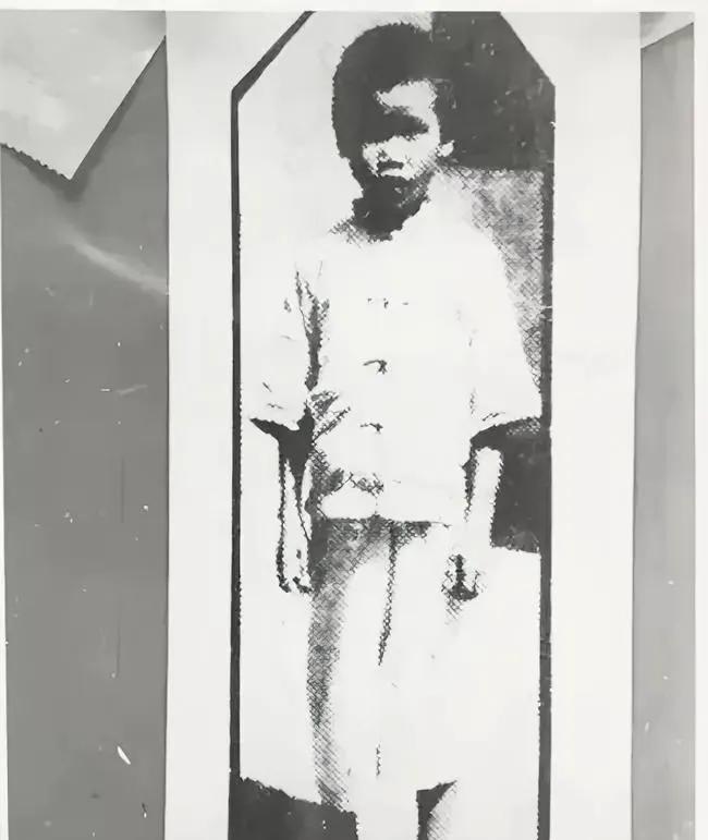 1933年，彭湃8岁的儿子彭士禄在汕头炮台监狱，披着麻袋片，光着脚，吃着霉饭，被