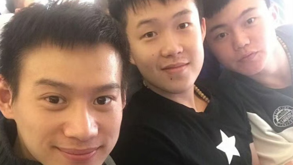 在王楚钦的身畔两侧，八一队的两只威猛小老虎，也显得稚嫩青春了