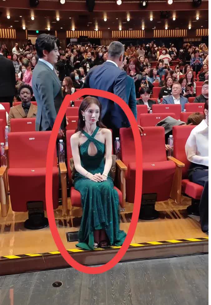 感觉她就像是一个孤独的灵魂，独自一人坐在那里，无人问候无人聊天，脸上一片茫然又充