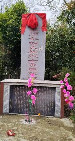 1935年，王耀武得知手下俘虏了一个红军师长，兴冲冲的跑过去准备审讯，可当他看到