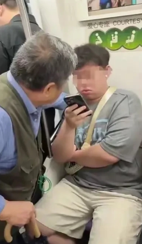上海地铁让座之争当息唉
车厢里设定的爱心车座
就是给老弱病残者预留的
老人站在跟