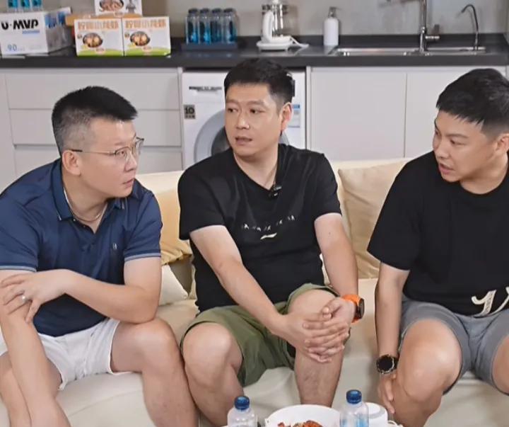 这三个老爷们在直播间尬聊。[大笑][耶][耶]
邱贻可:咱们来聊聊孩子们。你说你